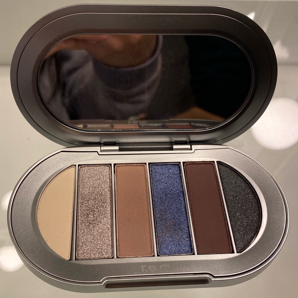 R.E.M. eyeshadow pallet